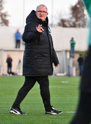 02 12 2025 Soccer 2 Bundesliga Season 2025 2026 SpVgg Greuther Fürth Fuerth Kleeblatt Training xwoxzix Heiko Vogel Coach SpVgg Greuther Fürth gives signs