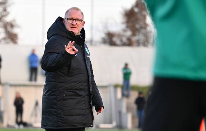 02 12 2025 Soccer 2 Bundesliga Season 2025 2026 SpVgg Greuther Fürth Fuerth Kleeblatt Training xwoxzix Heiko Vogel Coach SpVgg Greuther Fürth gives signs