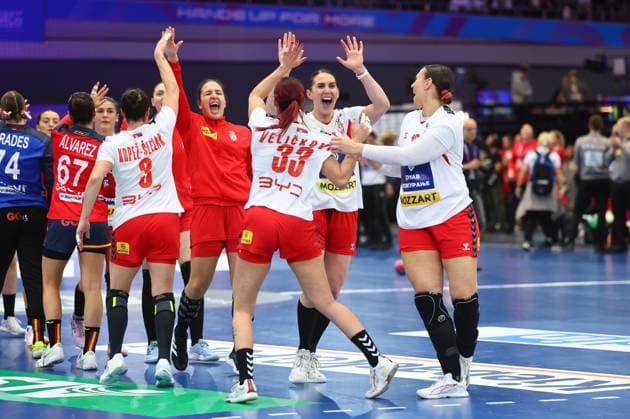Serbian players celebrate victory against Spain Spain vs. Serbia, Handball, Womens World Championship, 02 12 2025 Spain vs. Serbia, Handball, Womens World Championship, 02 12 2025 Dortmund Copyright: xEibner-Pressefotox EP_RWS