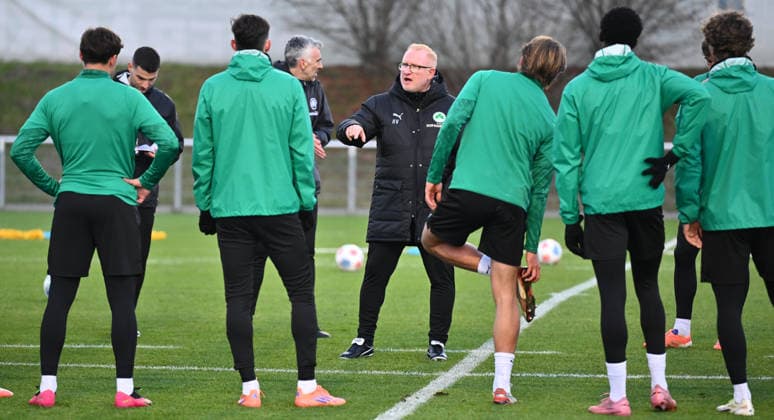 02 12 2025 Soccer 2 Bundesliga Season 2025 2026 SpVgg Greuther Fürth Fuerth Kleeblatt Training xwoxzix Heiko Vogel Coach SpVgg Greuther Fürth speaks to team Team
