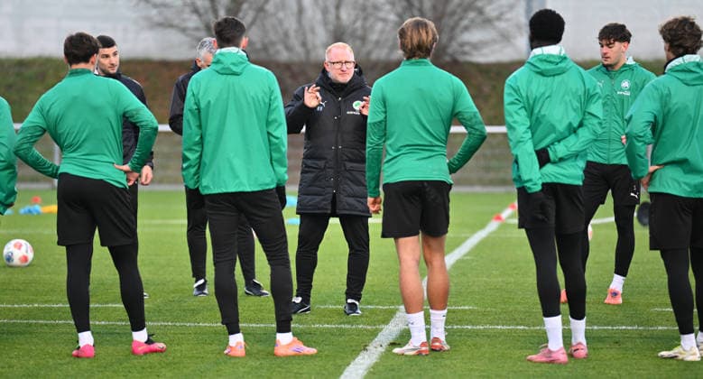 02 12 2025 Soccer 2 Bundesliga Season 2025 2026 SpVgg Greuther Fürth Fuerth Kleeblatt Training xwoxzix Heiko Vogel Coach SpVgg Greuther Fürth speaks to team Team