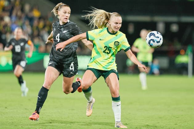 December 2, 2025, Adelaide, Australia: CJ BOTT of New Zealand and HOLLY MCNAMARA of Australia in action during the FIFA International Friendly, Länderspiel, Nationalmannschaft between the Australian Matildas and the New Zealand Female Ferns. Australia won 2:0. Adelaide Australia - ZUMAw216 20251202_zsp_w216_014 Copyright: xMarkxWilloughbyx
