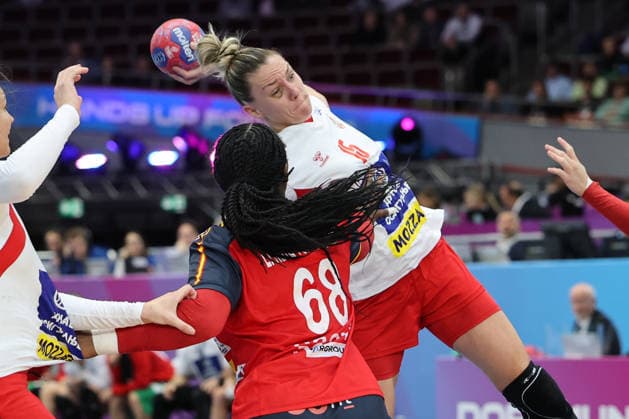 GER, Dortmund, 27th Wommens World Championship 2025, Main Round, Group II 1 Round Spain ESP vs Serbia SRB 02 12 2025, Westfalenhalle, Dortmund, GER, Dortmund, 27th Wommens World Championship 2025, Main Round, Group II 1 Round Spain ESP vs Serbia SRB , in the picture Aleksandra Vukajlović SRB 77 , in a duel against Lyndie TCHAPTCHET DEFO ESP 68 , nordphotoxGmbHx xMeuter nph00351