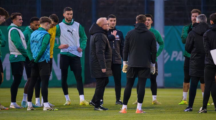 02 12 2025 Soccer 2 Bundesliga Season 2025 2026 SpVgg Greuther Fürth Fuerth Kleeblatt Training xwoxzix Heiko Vogel Coach SpVgg Greuther Fürth speaks to team Team