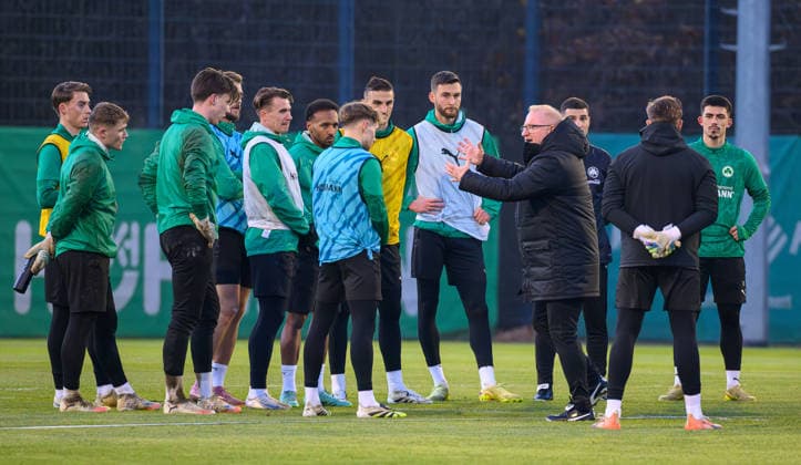 02 12 2025 Soccer 2 Bundesliga Season 2025 2026 SpVgg Greuther Fürth Fuerth Kleeblatt Training xwoxzix Heiko Vogel Coach SpVgg Greuther Fürth speaks to team Team
