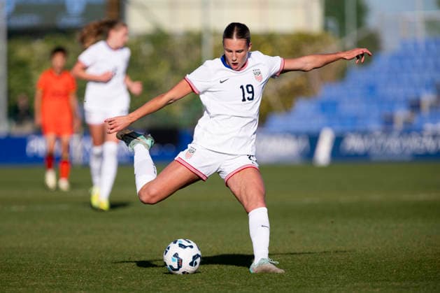 USA U20 vs CHINA U20 WomenÂ s. IZZY ENGLE, PLAYER FOR THE U.S. U20 national team, Nationalteam DURING THE GAME, Women s friendly match between USA U20 vs CHINA U20, Pinatar Arena Football Center, San Pedro del Pinatar, Region of Murcia, December 2, 2025. San Pedro del Pinatar Pinatar Arena Football Center Region de Murcia Spain Copyright: xPascuxMÃ ndezx