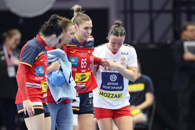GER, Dortmund, 27th Wommen s World Championship, WM, Weltmeisterschaft 2025, Hauptrunde Main Round, Gruppe II 1. Runde: Spanien (ESP) vs. Serbien (SRB) 02.12.2025, Westfalenhalle, Dortmund, GER, Dortmund, 27th Wommen s World Championship 2025, Hauptrunde Main Round, Gruppe II 1. Runde: Spanien (ESP) vs. Serbien (SRB) , im Bild: Anne ERAUSKIN MARTINEZ (ESP 65), verletzt sich schwer ist verletzt Schmerzen Verletzung, wird vom Feld gefuehrt nordphotoxGmbHx xMeuter nph00351