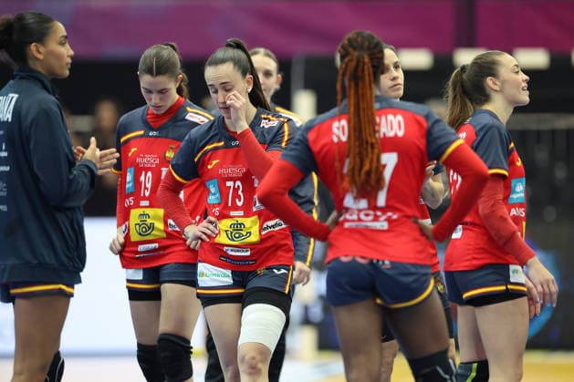 GER, Dortmund, 27th Wommens World Championship 2025, Main Round Main Round, Group II 1 Round Spain ESP vs Serbia SRB 02 12 2025, Westfalenhalle, Dortmund, GER, Dortmund, 27th Wommens World Championship 2025, Main Round Main Round, Group II 1 Round Spain ESP vs Serbia SRB , in the picture the Spaniards are sad that they lost Ester SOMAZA BOSCH ESP 19 , Maddi BENGOETXEA ERRIONDO ESP 73 , Daniela Patricia SO DELGADO PINTO ESP 27 , nordphotoxGmbHx xMeuter nph00351