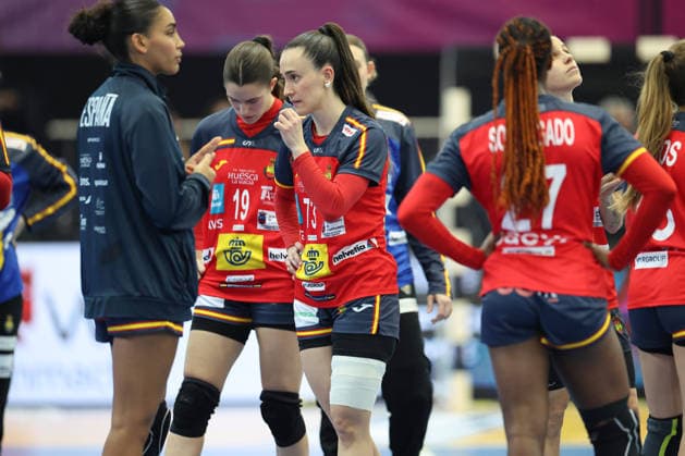 GER, Dortmund, 27th Wommens World Championship 2025, Main Round Main Round, Group II 1 Round Spain ESP vs Serbia SRB 02 12 2025, Westfalenhalle, Dortmund, GER, Dortmund, 27th Wommens World Championship 2025, Main Round Main Round, Group II 1 Round Spain ESP vs Serbia SRB , in the picture the Spaniards are sad that they lost Ester SOMAZA BOSCH ESP 19 , Maddi BENGOETXEA ERRIONDO ESP 73 , Daniela Patricia SO DELGADO PINTO ESP 27 , nordphotoxGmbHx xMeuter nph00351
