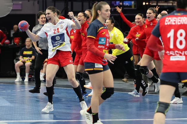 GER, Dortmund, 27th Wommens World Championship 2025, Main Round, Group II 1 Round Spain ESP vs Serbia SRB 02 12 2025, Westfalenhalle, Dortmund, GER, Dortmund, 27th Wommens World Championship 2025, Main Round, Group II 1 Round Spain ESP vs Serbia SRB , in the picture Jose Ignacio Prades Pons Coach SRB , and the team are happy about the victory Jovana Skrobić SRB 24 , nordphotoxGmbHx xMeuter nph00351