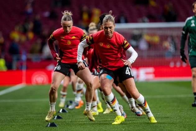 Spain v Germany - UEFA Women s Nations League 2025 Final Second Leg Rebecca Knaak of Germany warms up with her teammates during the UEFA Women s Nations League 2025 final second leg match between Spain and Germany at Estadio Riyadh Air Metropolitano on December 2, 2025 in Madrid, Spain. Madrid Estadio Riyadh Air Metropolitano Madrid Spain Copyright: xAlbertoxGardinx AGardin_20251202_Foot_Women_Spain_Germany_0060