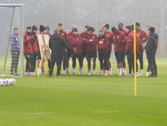 Manuel Baum Coach FC Augsburg instructs the team at the tactics board FC Augsburg, First training under Manuel Baum,