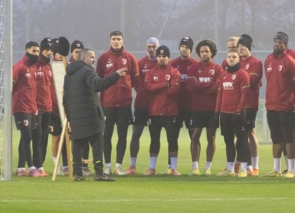 Manuel Baum Coach FC Augsburg instructs the team at the tactics board FC Augsburg, First training under Manuel Baum,