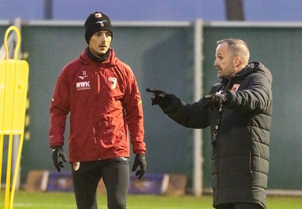 Manuel Baum Coach FC Augsburg in conversation with Dimitrios Giannoulis FC Augsburg 13 FC Augsburg, First training session under Manuel Baum,