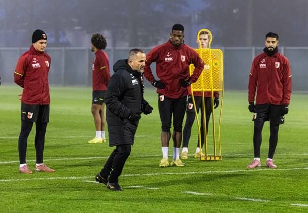 Manuel Baum coach FC Augsburg shows how it should be done, with from left Fabian Rieder FC Augsburg 32 , Samuel Essende FC Augsburg 9 and Elias Saad FC Augsburg 26 FC Augsburg, First training under Manuel Baum,