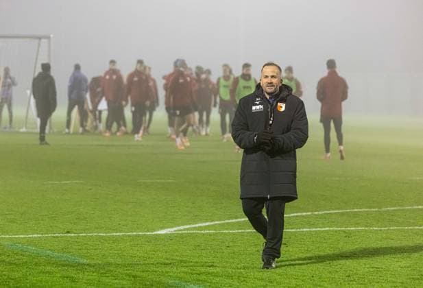 Manuel Baum Coach FC Augsburg in a good mood in front of the team FC Augsburg, First training session under Manuel Baum,