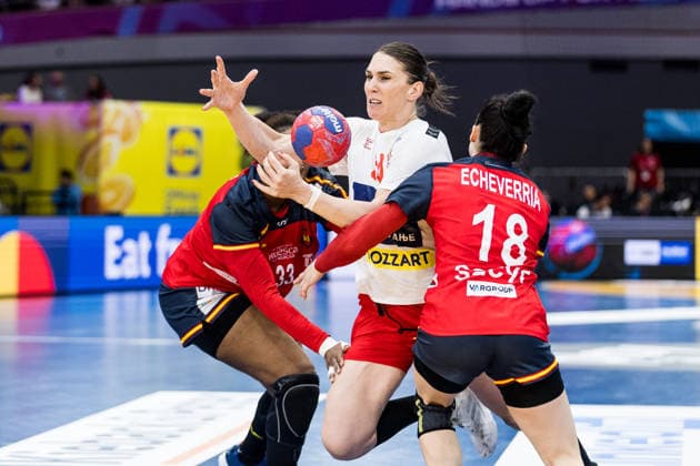 DORTMUND, GERMANY - DECEMBER 2: Jovana Skrobic (Serbia, 24) with the ball against Kaba Gassma Cissokho (Spain, 33) and Maitane Echeverria Martinez (Spain, 18) during the 27th IHF Women’s World Handball Championship match between Spain vs. Serbia at Westfalenhalle on matchday 1 of the main round of the 27th IHF Women’s World Handball Championship on December 2, 2025 in Dortmund, Germany. North Rhine Westphalia Germany Copyright: xBEAUTIFULxSPORTS Wunderlx