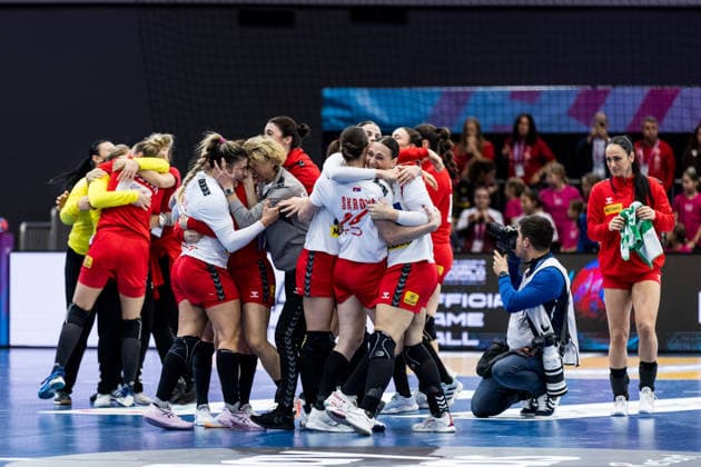 DORTMUND, GERMANY - DECEMBER 2: Serbia celebrates winning the 27th IHF Women’s World Handball Championship match between Spain vs. Serbia at Westfalenhalle on matchday 1 of the main round of the 27th IHF Women’s World Handball Championship on December 2, 2025 in Dortmund, Germany. North Rhine Westphalia Germany Copyright: xBEAUTIFULxSPORTS Wunderlx