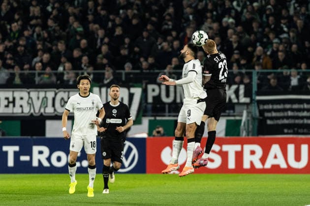 DFB Pokal Borussia Mönchengladbach FC St Pauli 02 12 2025 Louis Oppie FC St Pauli, 23 Franck Honorat Borussia Mönchengladbach, 9 DFB Pokal Borussia Mönchengladbach FC St Pauli Borussia Park, Mönchengladbach 02 12 2025 DFB regulations prohibit any use of photographs as image sequences and or quasi video Copyright: xBEAUTIFULxSPORTS Buriakovx