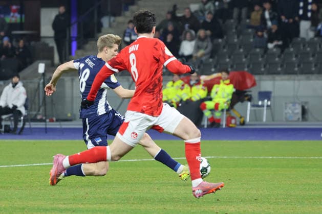 BERLIN, DEUTSCHLAND - DECEMBER 2: Tor, Lukas Schuler (Hertha BSC, 18) trift zum 1:0 ins Tor. Jean Zimmer (Kaiserslautern 8) kann nicht eingreifen, kommt nicht mehr an den Ball, während des DFB Cup DFB Pokal Spiels (round 2) zwischen Hertha BSC - 1. FC Kaiserslautern at Olympiastadion am December 2, 2025 in Berlin, Deutschland. DFL REGULATIONS PROHIBIT ANY USE OF PHOTOGRAPHS AS IMAGE SEQUENCES AND OR QUASI-VIDEO. Berlin Deutschland Copyright: xBEAUTIFULxSPORTS Frankex