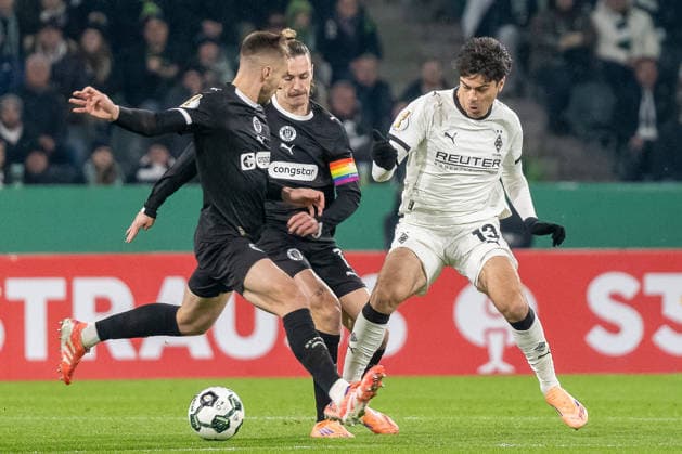 02 12 2025, Football DFB Cup, Season 2025 2026, Round of 16, Borussia Moenchengladbach vs FC St Pauli at Borussia Park in Moenchengladbach duel between James Sands FC St Pauli, 06 , Jackson Irvine FC St Pauli, 07 and Giovanni Reyna Borussia Moenchengladbach, 13 Important note In accordance with the regulations of the DFL German Football League and the DFB German Football Association, it is prohibited to utilize or have utilized photographs taken in the stadium or of the match in the form of sequential images or video-like photo series Foto Kirchner Media Thomas Haesler Copyright: xKirchner-Media ThomasxHaeslerx