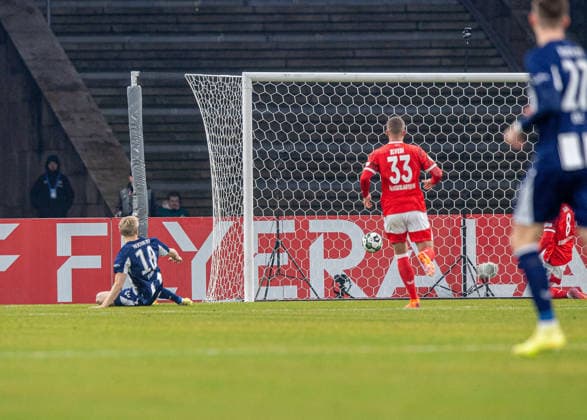 Soccer, Men, Season 2025 2026, DFB Pokal Round of 16 , Hertha BSC 1 FC Kaiserslautern, v l Luca Schuler Hertha BSC scores the goal for 1 0 against Jan Elvedi Kaiserslautern , 02 12 2025, Copyright: xSebastianxRäppold MatthiasxKochx