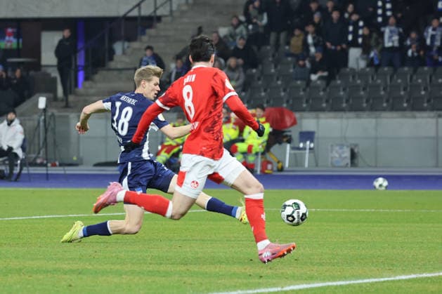 BERLIN, DEUTSCHLAND - DECEMBER 2: Tor, Lukas Schuler (Hertha BSC, 18) trift zum 1:0 ins Tor. Torwart Simon Simoni (Kaiserslautern 25) kann nicht eingreifen, kommt nicht mehr an den Ball, während des DFB Cup DFB Pokal Spiels (round 2) zwischen Hertha BSC - 1. FC Kaiserslautern at Olympiastadion am December 2, 2025 in Berlin, Deutschland. DFL REGULATIONS PROHIBIT ANY USE OF PHOTOGRAPHS AS IMAGE SEQUENCES AND OR QUASI-VIDEO. Berlin Deutschland Copyright: xBEAUTIFULxSPORTS Frankex