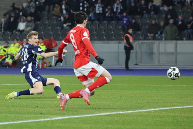 Hertha BSC 1 FC Kaiserslautern, 02 12 2025 BERLIN, GERMANY DECEMBER 2 Goal, Lukas Schuler Hertha BSC, 18 scores to make it 1 0 Goalkeeper Simon Simoni Kaiserslautern 25 cannot intervene, can no longer reach the ball, during the DFB Cup DFB Pokal match round 2 between Hertha BSC 1 FC Kaiserslautern at Olympiastadion on December 2, 2025 in Berlin, Germany DFL REGULATIONS PROHIBIT ANY USE OF PHOTOGRAPHS AS IMAGE SEQUENCES AND OR QUASI VIDEO Copyright: xBEAUTIFULxSPORTS Frankex