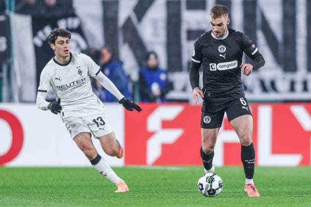 Soccer DFB Cup Round of 16 Borussia Mönchengladbach FC St Pauli on 02 12 2025 at Borussia Park in Mönchengladbach Giovanni Reyna Mönchengladbach , left James Sands St Pauli , right DFB regulations prohibit any use of photographs as image sequences and or quasi video xJRx