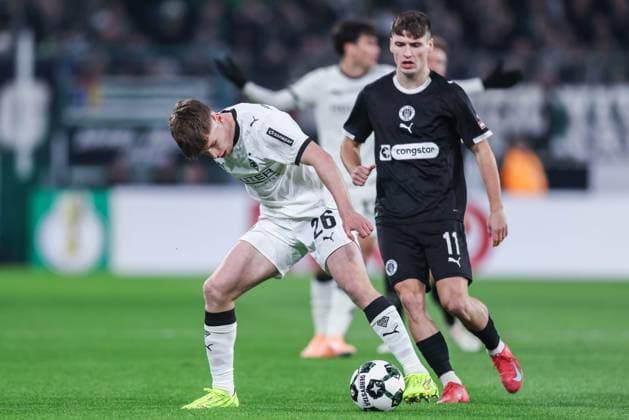 Soccer DFB Cup Round of 16 Borussia Mönchengladbach FC St Pauli on 02 12 2025 at Borussia Park in Mönchengladbach Lukas Ullrich Mönchengladbach , left Arkadiusz Pyrka St Pauli , right DFB regulations prohibit any use of photographs as image sequences and or quasi video xJRx