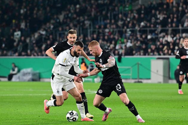 02 12 2025 Moenchengladbach Fußball, Herren, Saison 2025 2026, DFB Pokal, Achtelfinale Borussia Moenchengladbach vs FC St Pauli Zweikampf zwischen v li Franck Honorat Gladbach , Louis Oppie St Pauli DFL regulations prohibit any use of photographs as image sequences and or quasi video Borussia Park NRW Deutschland