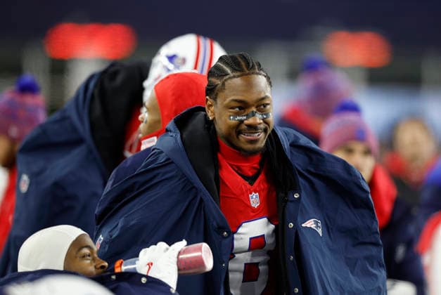 December 1, 2025; Foxborough, MA, USA; New England Patriots wide receiver Stefon Diggs (8) on the sideline during the NFL, American Football Herren, USA game between New York Giants and New England Patriots at Gillette Stadium in Foxborough, MA. Foxborough United States - ZUMAc04_ 20251201_zma_c04_211 Copyright: xAnthonyxNesmithx