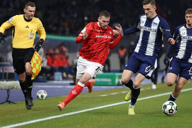 02 12 2025, xrekx, Fußball DFB Pokal 1 8 Finale, Hertha BSC Berlin 1 FC Kaiserslautern v l Luca Sirch 1 FC Kaiserslautern Niklas Kolbe Hertha BSC Zweikampf, Aktion, action, battle for the ball DFL DFB REGULATIONS PROHIBIT ANY USE OF PHOTOGRAPHS as IMAGE SEQUENCES and or QUASI VIDEO Berlin