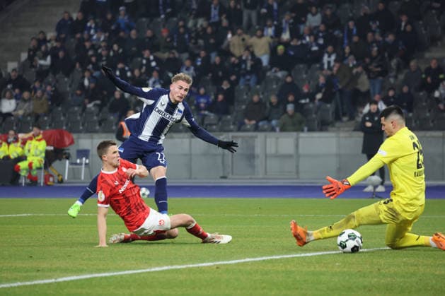 BERLIN, DEUTSCHLAND - DECEMBER 2: Tor, Marten Winkler (Hertha BSC 22) trift zum 2:0 gegen Torwart Simon Simoni (Kaiserslautern 25) ins Tor. während des DFB Cup DFB Pokal Spiels (round 2) zwischen Hertha BSC - 1. FC Kaiserslautern at Olympiastadion am December 2, 2025 in Berlin, Deutschland. DFL REGULATIONS PROHIBIT ANY USE OF PHOTOGRAPHS AS IMAGE SEQUENCES AND OR QUASI-VIDEO. Berlin Deutschland Copyright: xBEAUTIFULxSPORTS Frankex