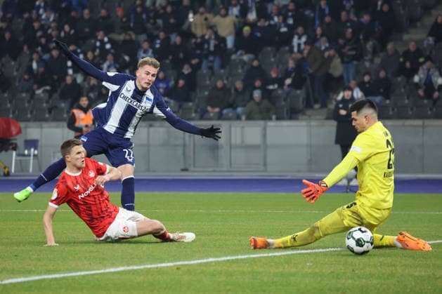 BERLIN, DEUTSCHLAND - DECEMBER 2: Tor, Marten Winkler (Hertha BSC 22) trift zum 2:0 gegen Torwart Simon Simoni (Kaiserslautern 25) ins Tor. während des DFB Cup DFB Pokal Spiels (round 2) zwischen Hertha BSC - 1. FC Kaiserslautern at Olympiastadion am December 2, 2025 in Berlin, Deutschland. DFL REGULATIONS PROHIBIT ANY USE OF PHOTOGRAPHS AS IMAGE SEQUENCES AND OR QUASI-VIDEO. Berlin Deutschland Copyright: xBEAUTIFULxSPORTS Frankex