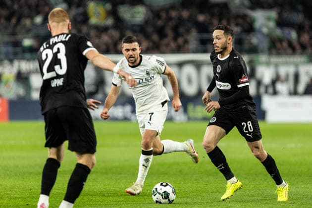 DFB Pokal Borussia Mönchengladbach FC St Pauli 02 12 2025 Mathias Pereira Lage FC St Pauli, 28 , Kevin Stöger Borussia Mönchengladbach, 7 DFB Pokal Borussia Mönchengladbach FC St Pauli Borussia Park, Mönchengladbach 02 12 2025 DFB regulations prohibit any use of photographs as image sequences and or quasi video Copyright: xBEAUTIFULxSPORTS Buriakovx