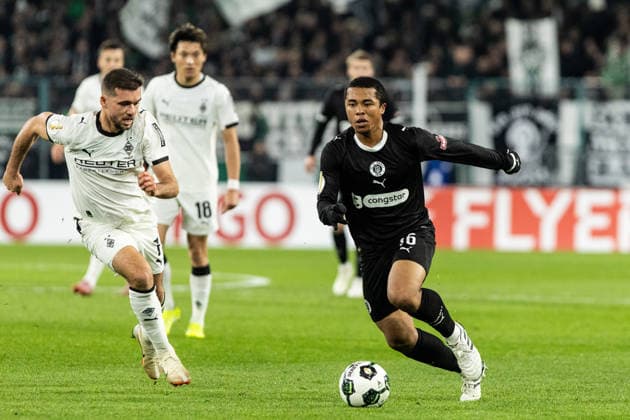 DFB Pokal Borussia Mönchengladbach FC St Pauli 02 12 2025 Ricky Jade Jones FC St Pauli, 26 , Kevin Stöger Borussia Mönchengladbach, 7 DFB Pokal Borussia Mönchengladbach FC St Pauli Borussia Park, Mönchengladbach 02 12 2025 DFB regulations prohibit any use of photographs as image sequences and or quasi video Copyright: xBEAUTIFULxSPORTS Buriakovx