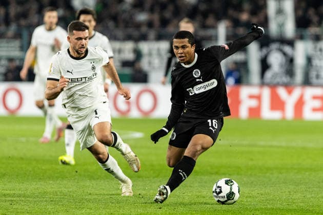 DFB Pokal Borussia Mönchengladbach FC St Pauli 02 12 2025 Ricky Jade Jones FC St Pauli, 26 , Kevin Stöger Borussia Mönchengladbach, 7 DFB Pokal Borussia Mönchengladbach FC St Pauli Borussia Park, Mönchengladbach 02 12 2025 DFB regulations prohibit any use of photographs as image sequences and or quasi video Copyright: xBEAUTIFULxSPORTS Buriakovx