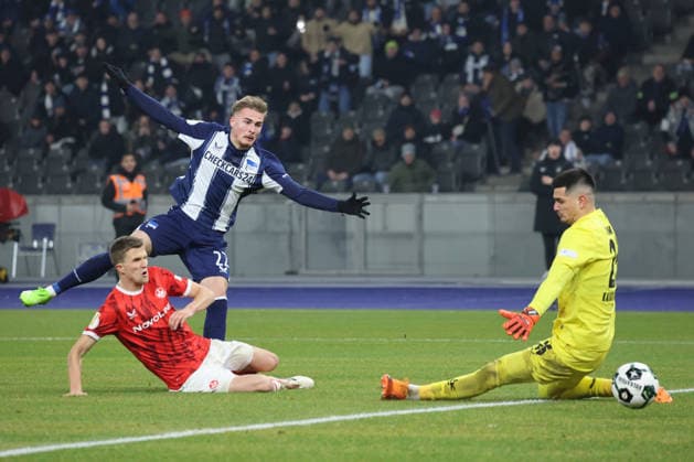 Hertha BSC 1 FC Kaiserslautern, 02 12 2025 BERLIN, GERMANY DECEMBER 2 Goal, Marten Winkler Hertha BSC 22 scores for 2 0 against goalkeeper Simon Simoni Kaiserslautern 25 into the goal during the DFB Cup DFB Pokal match round 2 between Hertha BSC 1 FC Kaiserslautern at Olympiastadion on December 2, 2025 in Berlin, Germany DFL REGULATIONS PROHIBIT ANY USE OF PHOTOGRAPHS AS IMAGE SEQUENCES AND OR QUASI VIDEO Copyright: xBEAUTIFULxSPORTS Frankex