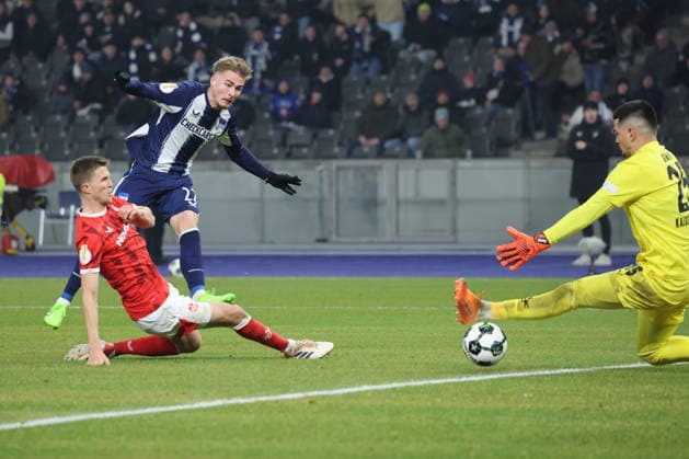 Hertha BSC 1 FC Kaiserslautern, 02 12 2025 BERLIN, GERMANY DECEMBER 2 Goal, Marten Winkler Hertha BSC 22 scores for 2 0 against goalkeeper Simon Simoni Kaiserslautern 25 into the goal during the DFB Cup DFB Pokal match round 2 between Hertha BSC 1 FC Kaiserslautern at Olympiastadion on December 2, 2025 in Berlin, Germany DFL REGULATIONS PROHIBIT ANY USE OF PHOTOGRAPHS AS IMAGE SEQUENCES AND OR QUASI VIDEO Copyright: xBEAUTIFULxSPORTS Frankex