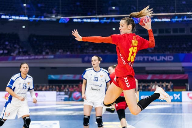DORTMUND, GERMANY - DECEMBER 2: Dijana Trivic (Montenegro, 13) with the ball, tries to score during the 27th IHF Women’s World Handball Championship match between Iceland vs. Montenegro at Westfalenhalle on matchday 1 of the main round of the 27th IHF Women’s World Handball Championship on December 2, 2025 in Dortmund, Germany. North Rhine Westphalia Germany Copyright: xBEAUTIFULxSPORTS Wunderlx