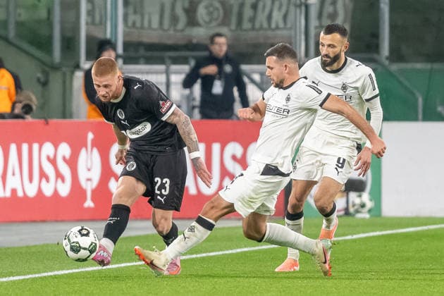 02 12 2025, Football DFB Cup, Season 2025 2026, Round of 16, Borussia Moenchengladbach vs FC St Pauli at Borussia Park in Moenchengladbach duel between Louis Oppie FC St Pauli, 23 and Kevin Stoeger Borussia Moenchengladbach, 07 Behind Franck Honorat Borussia Moenchengladbach, 09 Important note In accordance with the regulations of the DFL German Football League and the DFB German Football Association, it is prohibited to utilize or have utilized photographs taken in the stadium and or of the match in the form of sequential images and or video-like photo series Foto Kirchner Media Thomas Haesler Copyright: xKirchner-Media ThomasxHaeslerx