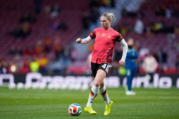 December 2, 2025, Madrid, Madrid, Spain: Rebecca Knaak of Germany warms up during the UEFA Women s Nations League 2025 final second leg match between Spain and Germany at Riyadh Air Metropolitano stadium on December 02, 2025 in Madrid, Spain. Madrid Spain - ZUMAa181 20251202_zaa_a181_034 Copyright: xDennisxAgyemanx