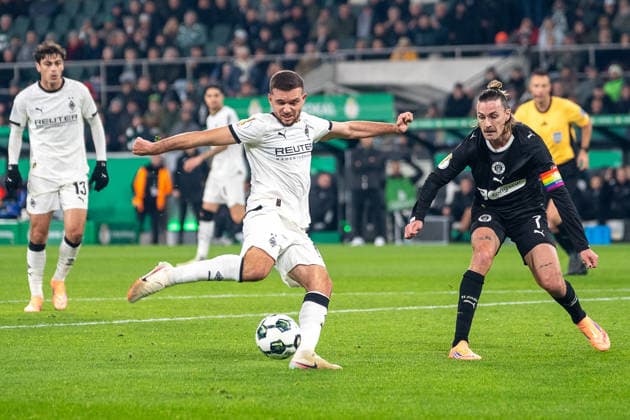 02 12 2025, Football DFB Pokal, Season 2025 2026, Round of 16, Borussia Moenchengladbach vs FC St Pauli at Borussia Park in Moenchengladbach Jackson Irvine FC St Pauli, 07 can not prevent the shot by Kevin Stoeger Borussia Moenchengladbach, 07 Important note According to the regulations of the DFL German Football League and the DFB German Football Association, it is prohibited to utilize or have utilized photographs taken in the stadium and or of the match in the form of sequential images and or video-like photo series Foto Kirchner Media Thomas Haesler Copyright: xKirchner-Media ThomasxHaeslerx