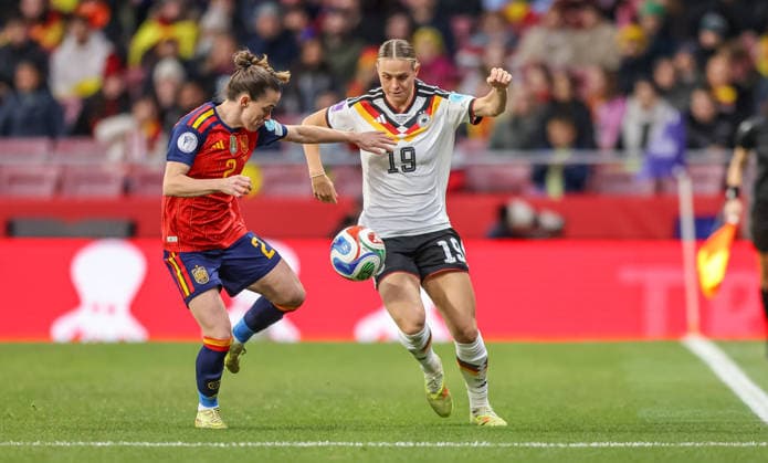 ESP, Madrid, Spain vs Germany, international match, football, UEFA, 2025 2026 season, Womens Nations League, Riyadh Air Metropolitano, final in picture v l Ona Batlle Spain 2 , Klara Bühl Germany 19 DFB DFL REGULATIONS PROHIBIT ANY USE OF PHOTOGRAPHS AS IMAGE SEQUENCES AND OR QUASI VIDEO, 02 12 2025 Copyright: HMBxMedia HendrikxHamelau
