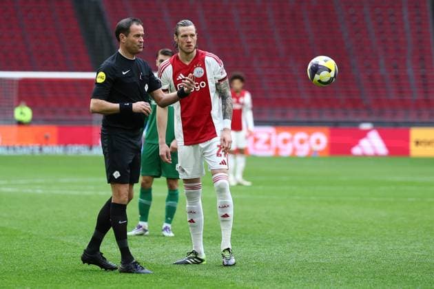 AMSTERDAM , 02-12-2025 , JohanCruyff Arena , season 2025 2026 , Dutch Eredivisie Football , match between Ajax and FC Groningen (replay) , Picture shows , referee Bas Nijhuis , Ajax player Wout Weghorst Ajax - Groningen (replay)  x32314118x Copyright: