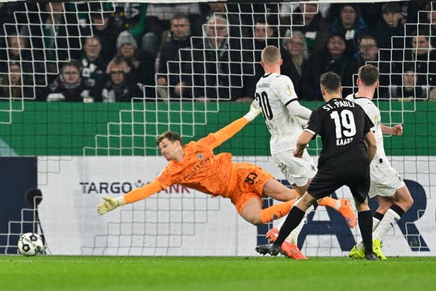 Moenchengladbach, Borussia Park, 02 12 25, GER, Herren, DFB Pokal, Achtelfinale, Saison 2025 2026, Borussia Moenchengladbach FC St Pauli Bild Martijn KAARS St Pauli macht das Tor zum 0 1 DFB regulations prohibit any use of photographs as image sequences and or quasi video Nordrhein Westfalen Germany