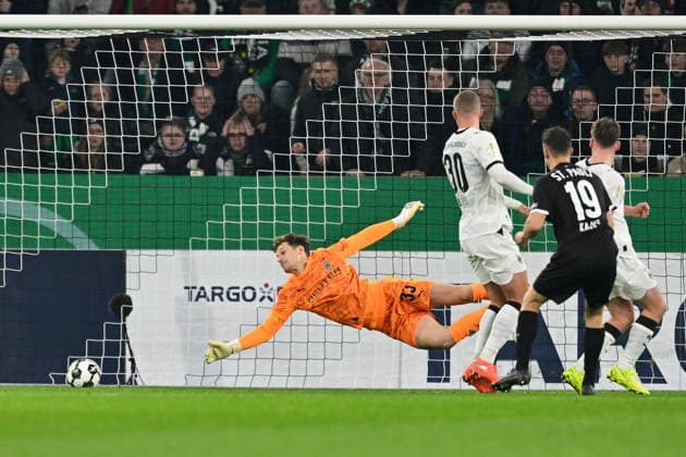 Moenchengladbach, Borussia Park, 02 12 25, GER, Herren, DFB Pokal, Achtelfinale, Saison 2025 2026, Borussia Moenchengladbach FC St Pauli Bild Martijn KAARS St Pauli macht das Tor zum 0 1 DFB regulations prohibit any use of photographs as image sequences and or quasi video Nordrhein Westfalen Germany