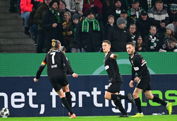 02 12 2025 Moenchengladbach Fußball, Herren, Saison 2025 2026, DFB Pokal, Achtelfinale Borussia Moenchengladbach vs FC St Pauli Torjubel St Pauli nach dem Tor zum 0 1 in der Mitte Torschuetze Martijn Kaars St Pauli DFL regulations prohibit any use of photographs as image sequences and or quasi video Borussia Park NRW Deutschland