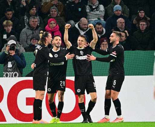02 12 2025 Moenchengladbach Fußball, Herren, Saison 2025 2026, DFB Pokal, Achtelfinale Borussia Moenchengladbach vs FC St Pauli Torjubel St Pauli nach dem Tor zum 0 1 2 v re Torschuetze Martijn Kaars St Pauli DFL regulations prohibit any use of photographs as image sequences and or quasi video Borussia Park NRW Deutschland